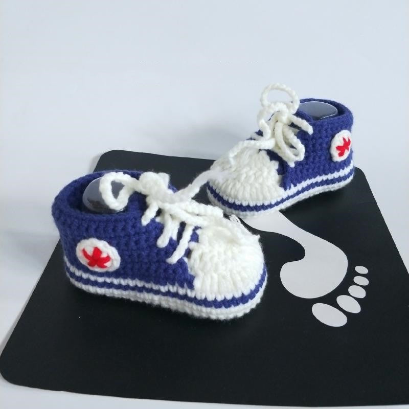 Handgestrickte Baby-Boots mit Weichsohlen