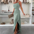 Elegantes, figurbetontes Sommerkleid mit Schlitz
