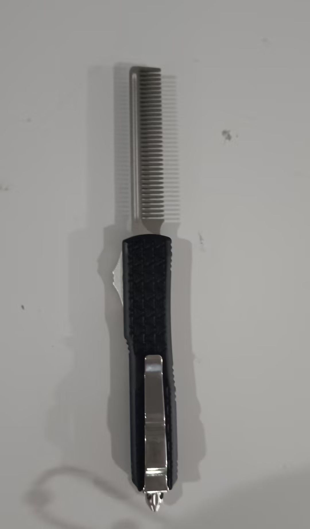Kamm mit Stahlklinge