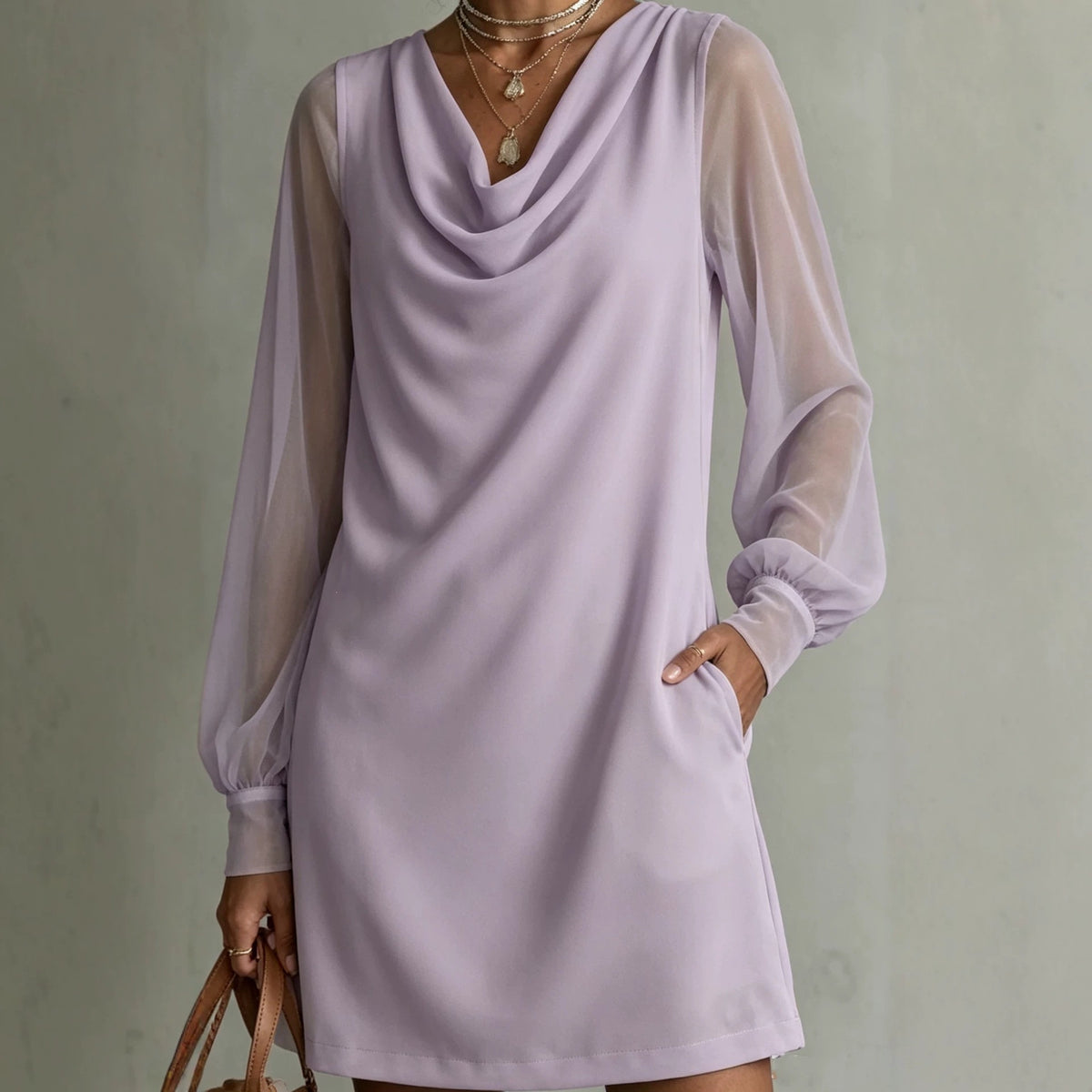 Kurzes Damenkleid mit Wasserfallausschnitt – Bild 3 | LuxeStyle