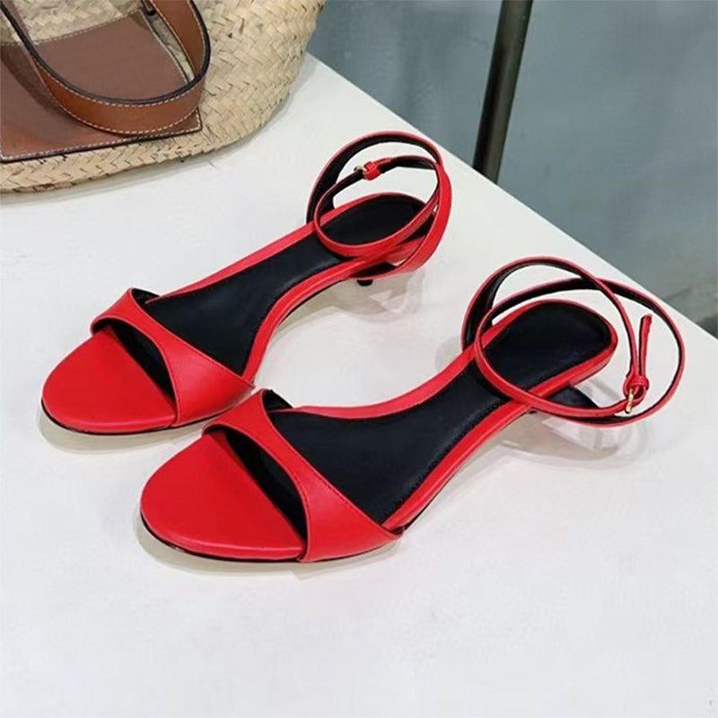 Schwarze oder weiße Retro-Sandalen mit Kittenabsatz – Bild 2 | LuxeStyle