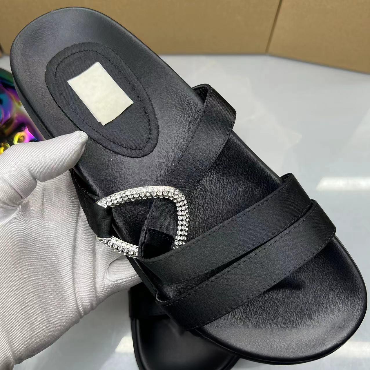 Schwarze Sandalen mit Strass-Dekor