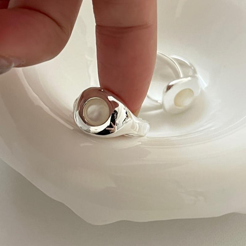 Offener Ring mit Perlmutt und Geometrie