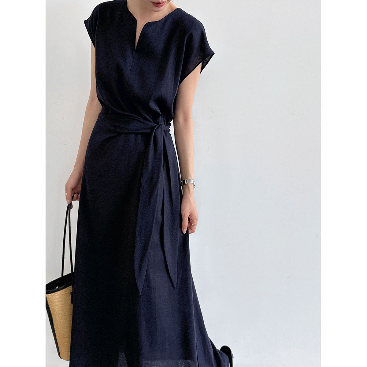 Leinenkleid mit V-Ausschnitt und Bindedetail – Ansicht 2