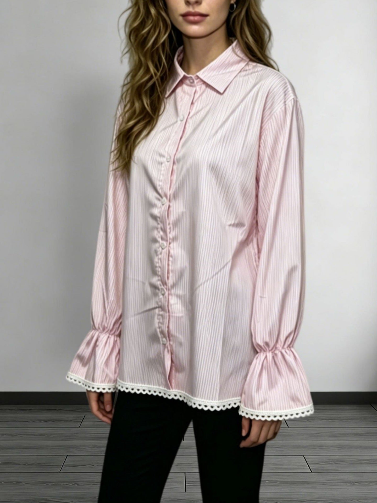 Langarmshirt mit Spitzenbesatz und ausgestellten Ärmeln