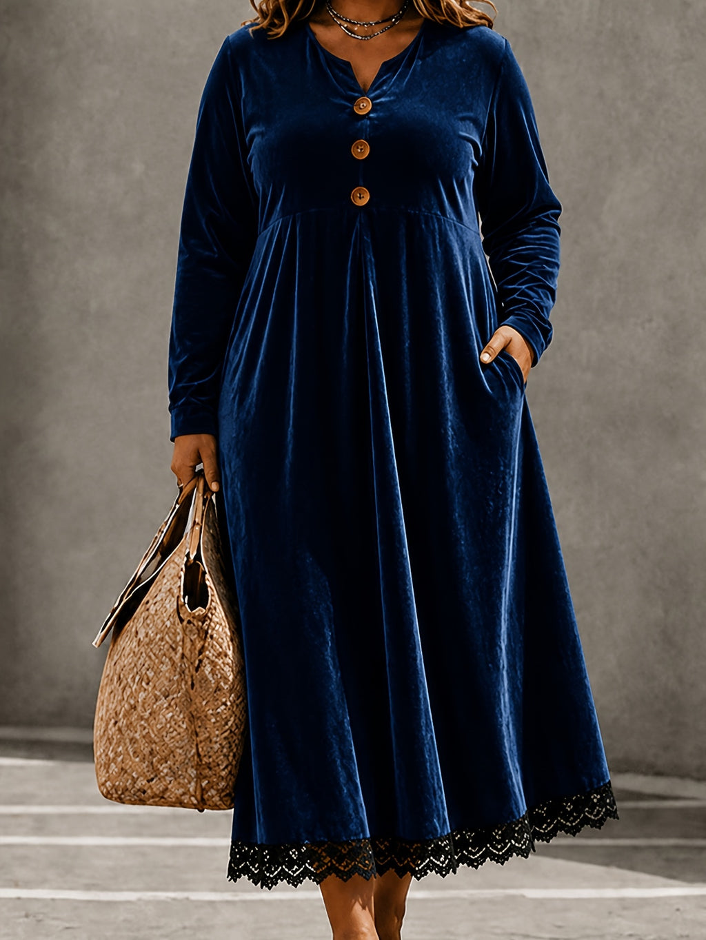 Elegantes Samtkleid mit V-Ausschnitt