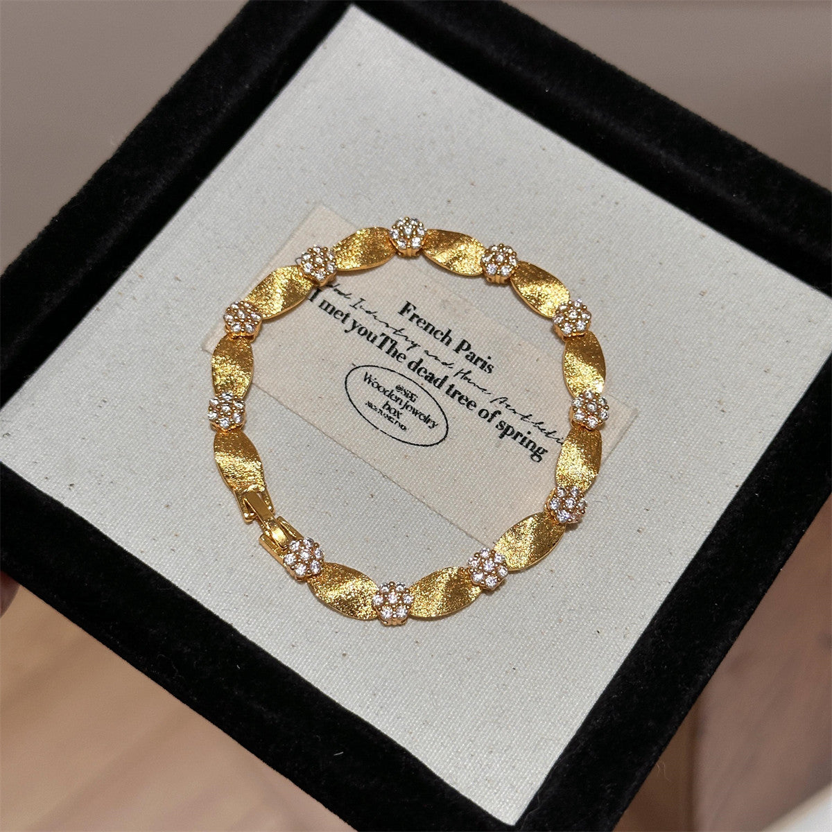 Satinband-Armband aus vergoldetem Messing – Bild 6 | LuxeStyle