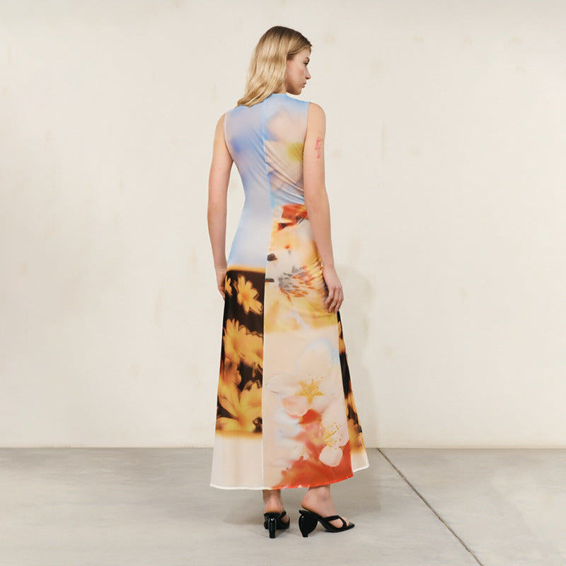 Langes Damenkleid mit farbigem Print