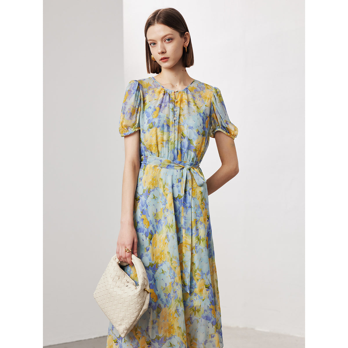 Florales langes Seidenkleid mit hoher Taille – Bild 6 | LuxeStyle