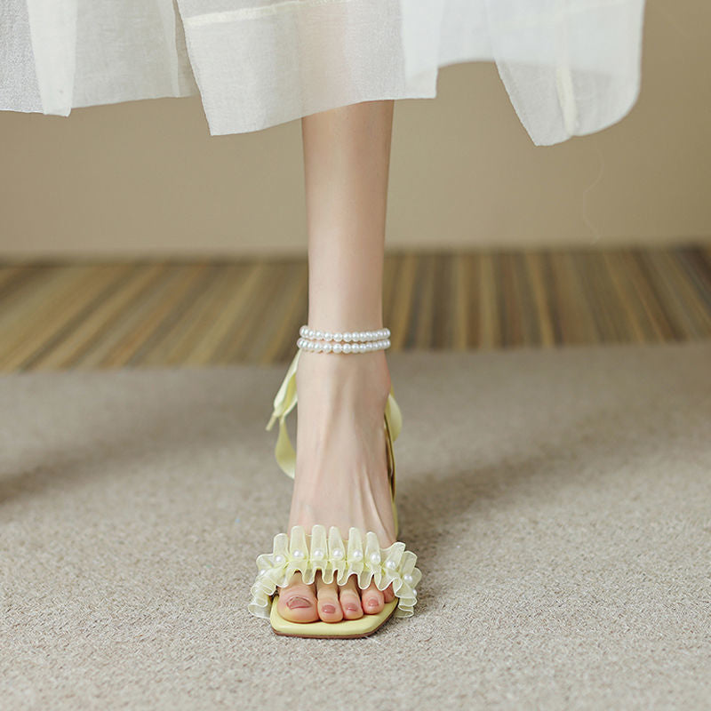Sandalen mit Pfropfen-Absatz und Perlenband – Bild 5 | LuxeStyle