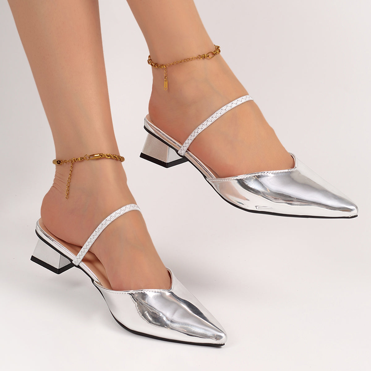 Elegante Metallic-Mules mit Strassriemen