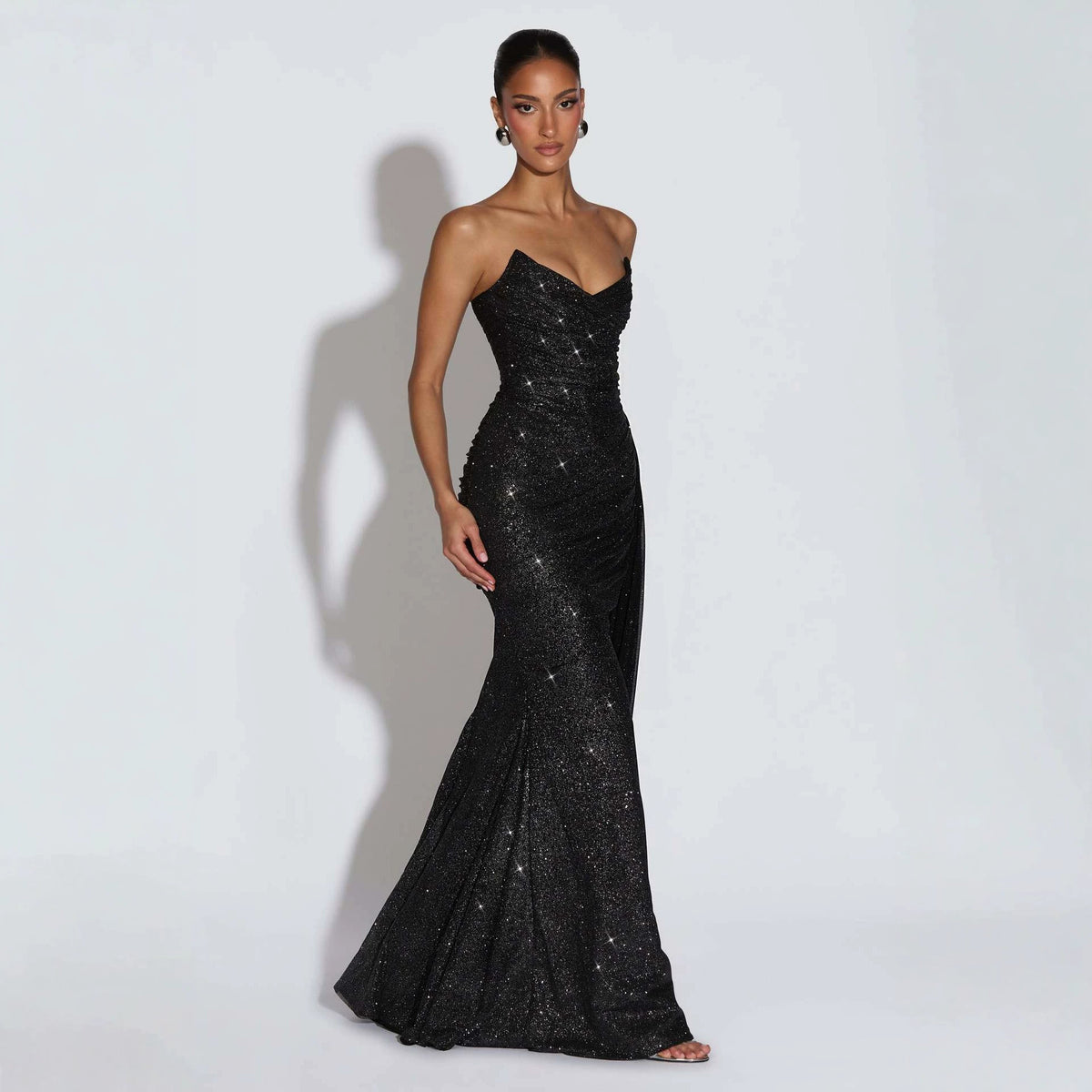 Glänzendes, trägerloses Abendkleid mit Taillenschnürung – Bild 10 | LuxeStyle