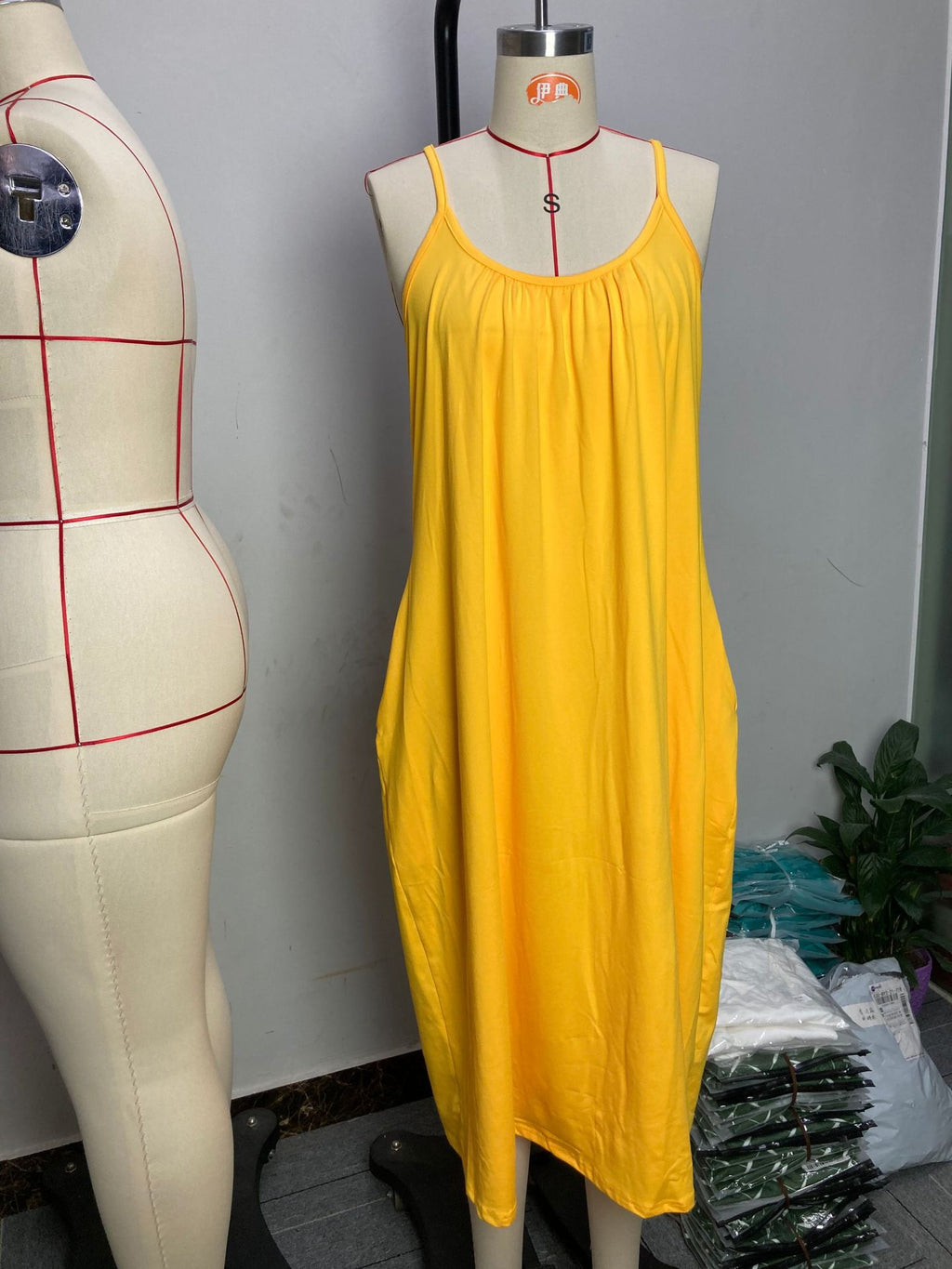 V-Ausschnitt Sommer-Slip-Kleid