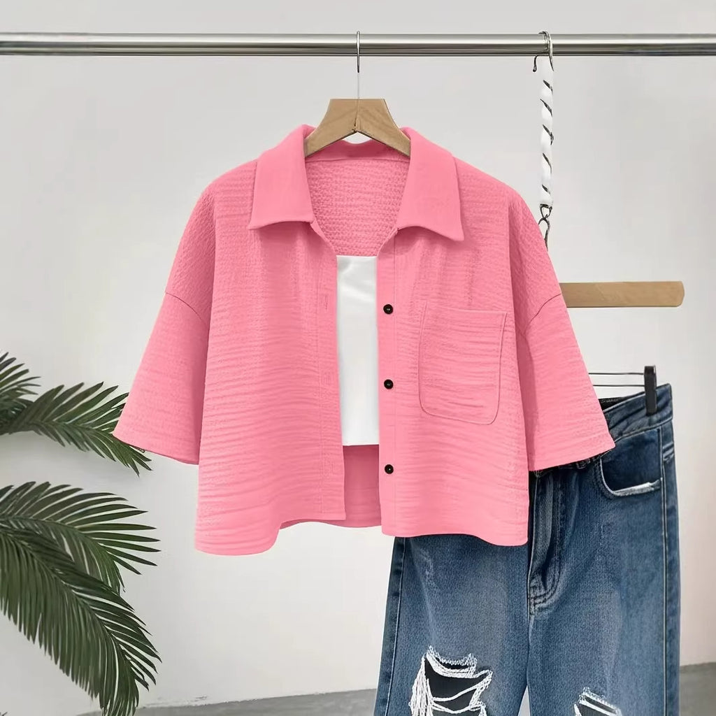 Kurze Bluse mit Knopf-Taschen