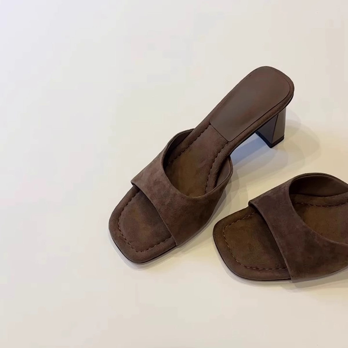 Elegante Nubuk-Sandalen mit Blockabsatz