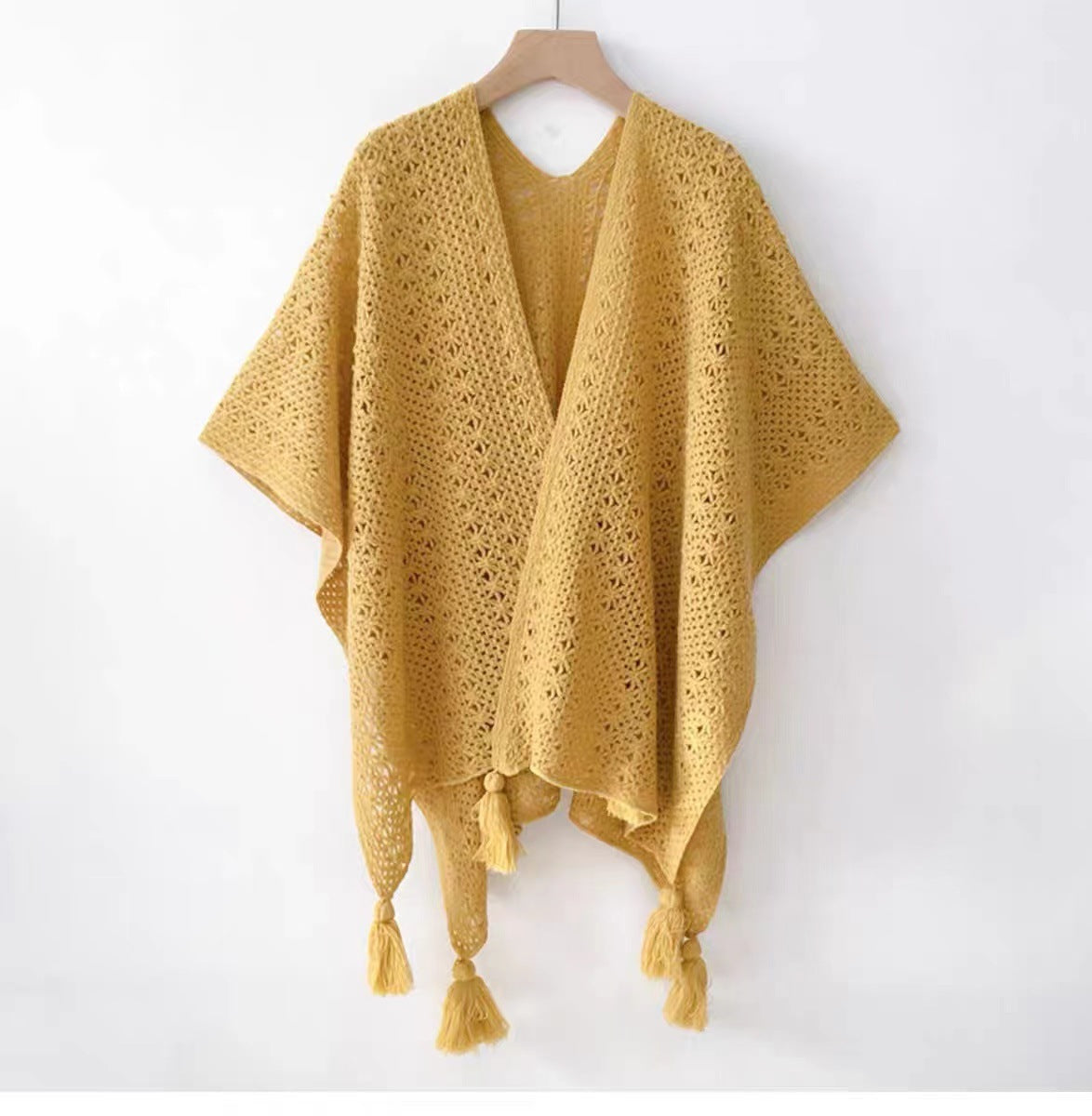 Gestricktes Cape mit Quasten