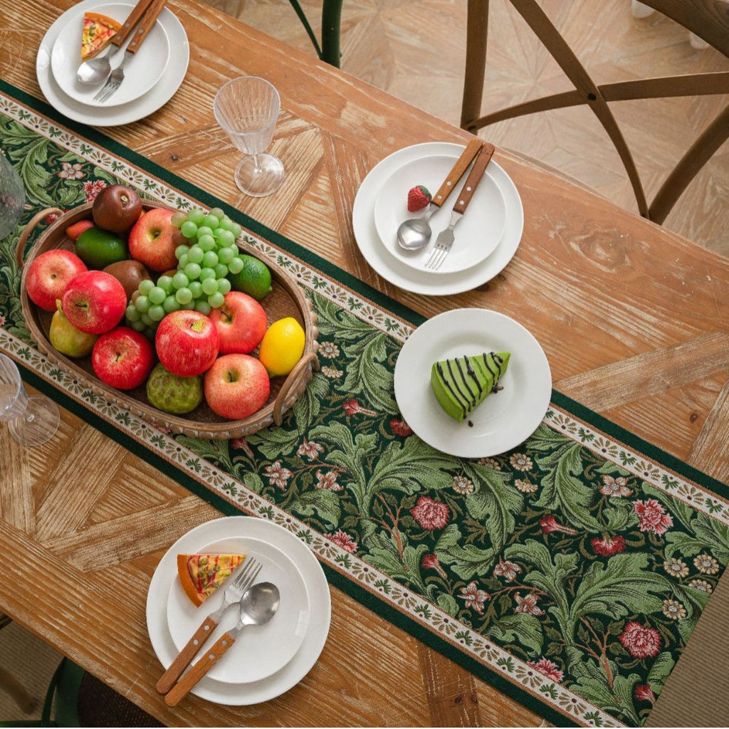 Grüner Tischläufer mit Blumenmuster