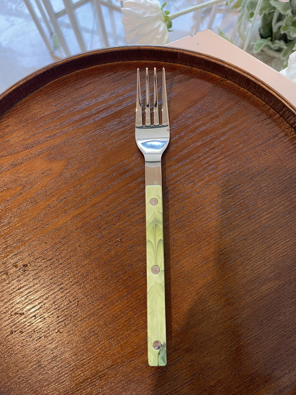 Mehrfarbiges Besteckset im französischen Stil