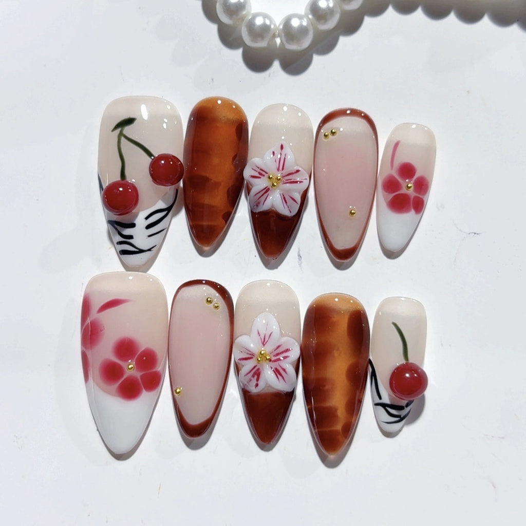 Mandel-Nägel mit Kirschblüten-Design