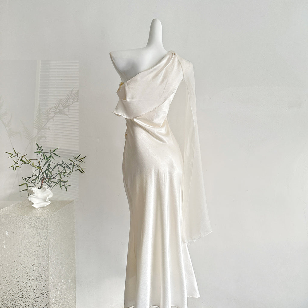 Weisses Satin Off-Shoulder Maxikleid | LuxeStyle