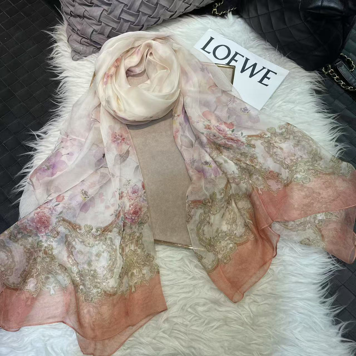 Seidenschal mit digitalem Print – leichte Luftigkeit – Bild 3 | LuxeStyle