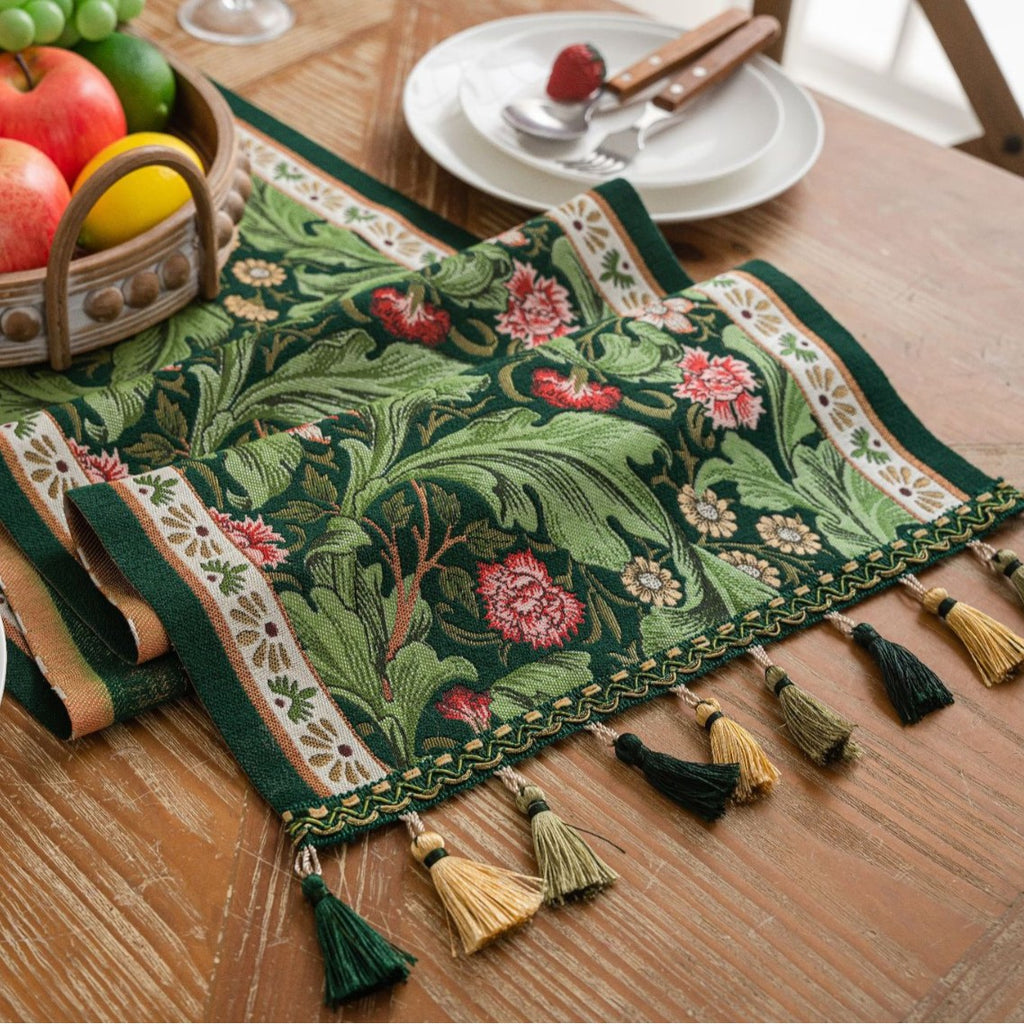 Grüner Tischläufer mit Blumenmuster