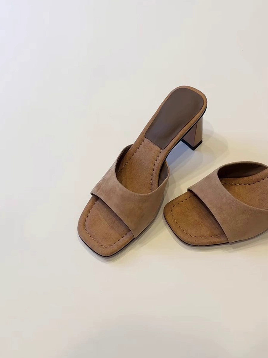 Elegante Nubuk-Sandalen mit Blockabsatz