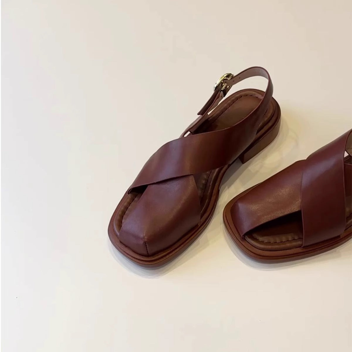 Milchweiße Sandalen mit Klett – Bild 4 | LuxeStyle