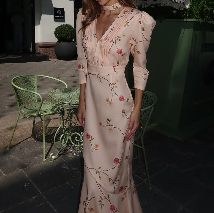 Bedrucktes Plisseekleid mit V-Ausschnitt
