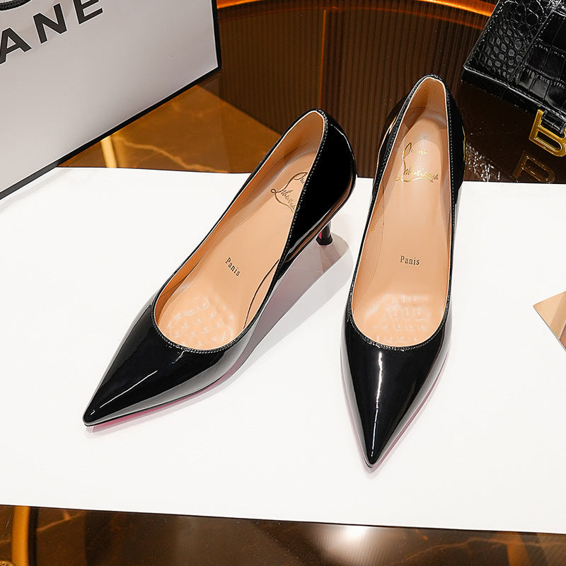 Stiletto-Pumps mit spitzen Zehen – hochhackig