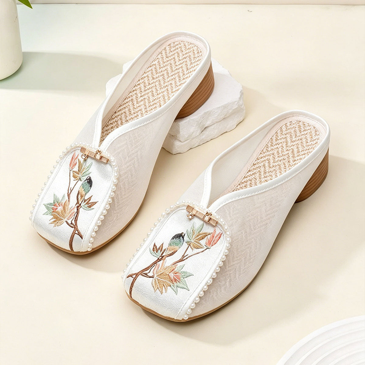 Bestickte Mesh-Mules mit Blumenmuster