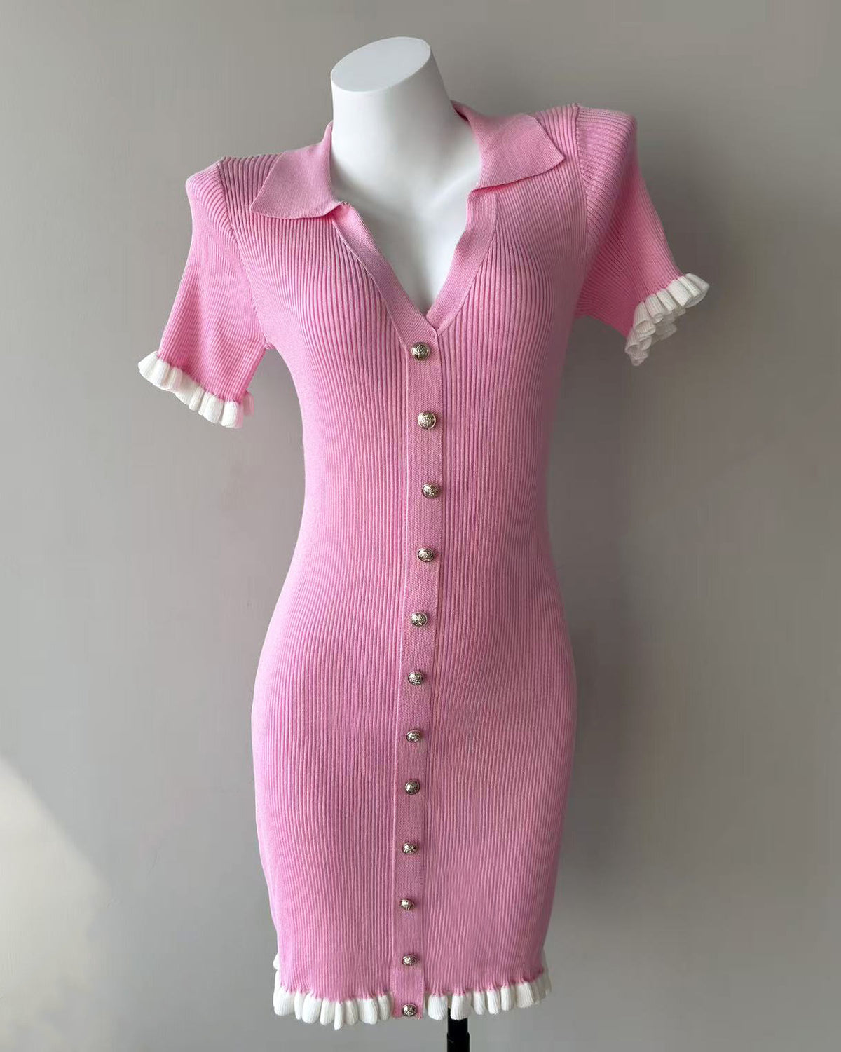 Kurzes, hochtailliertes Kleid im French-Stil – Bild 4 | LuxeStyle