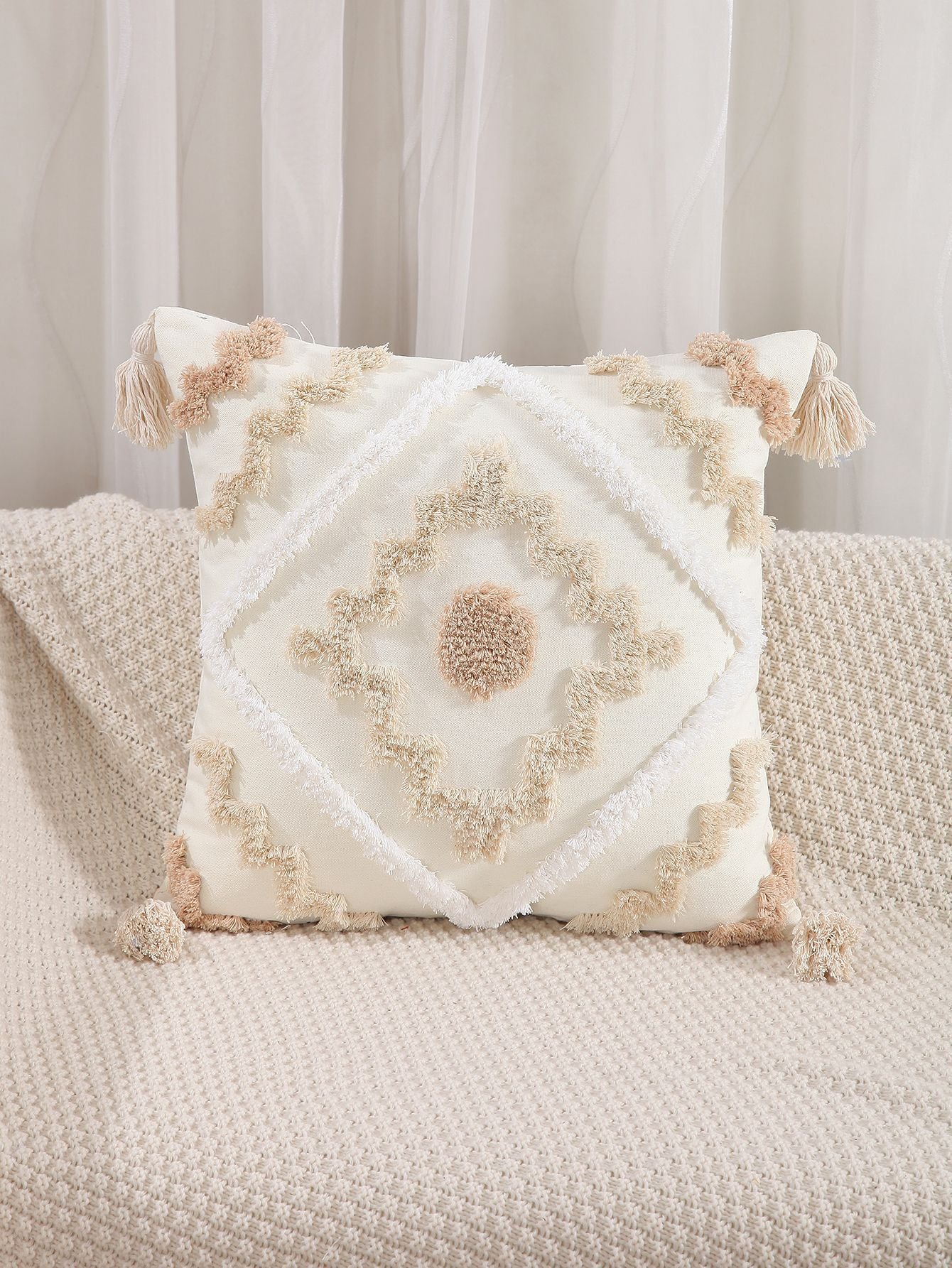 Boho Kissenhülle mit geometrischem Tufting