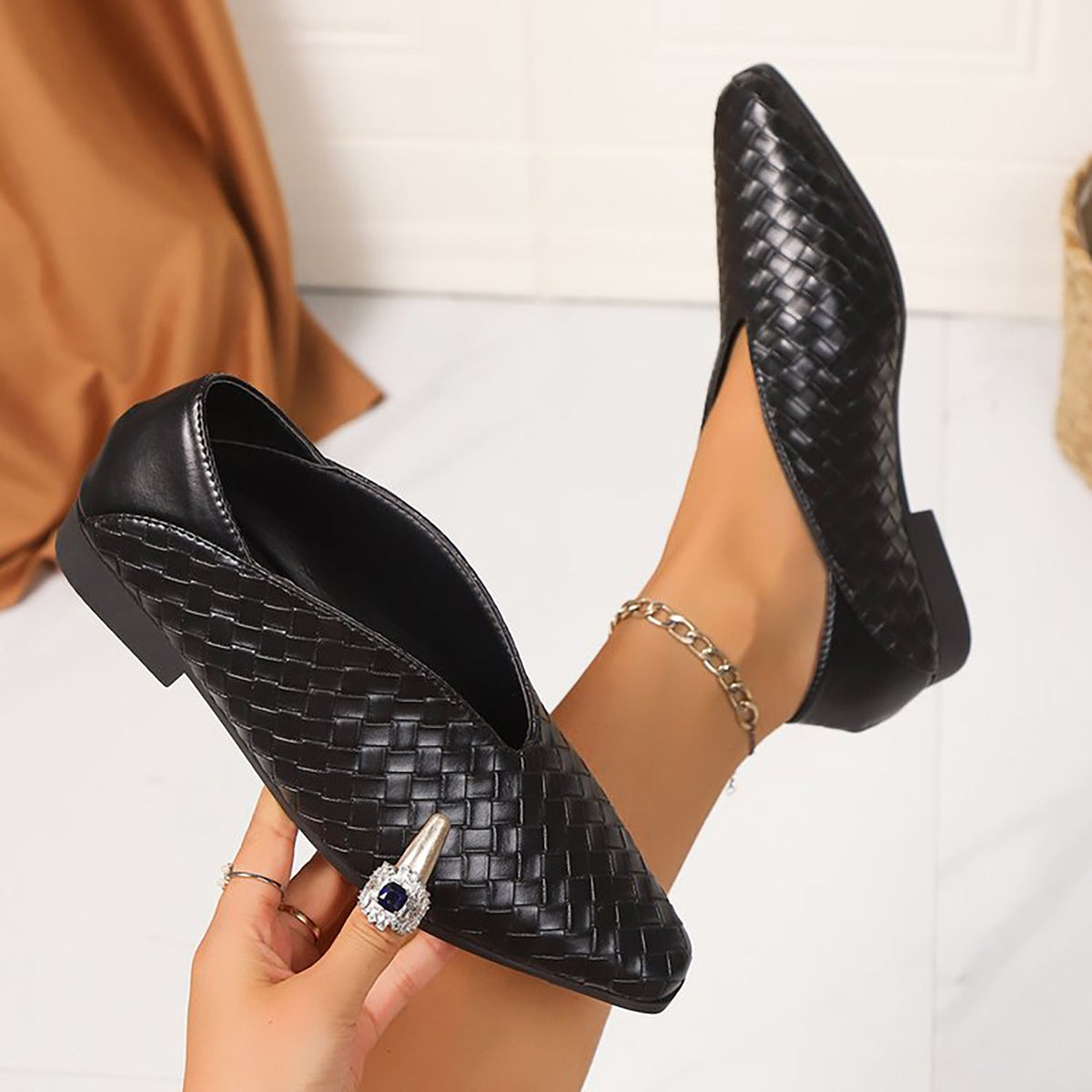 Elegante Pumps mit V-Ausschnitt und Blockabsatz – Bild 8 | LuxeStyle