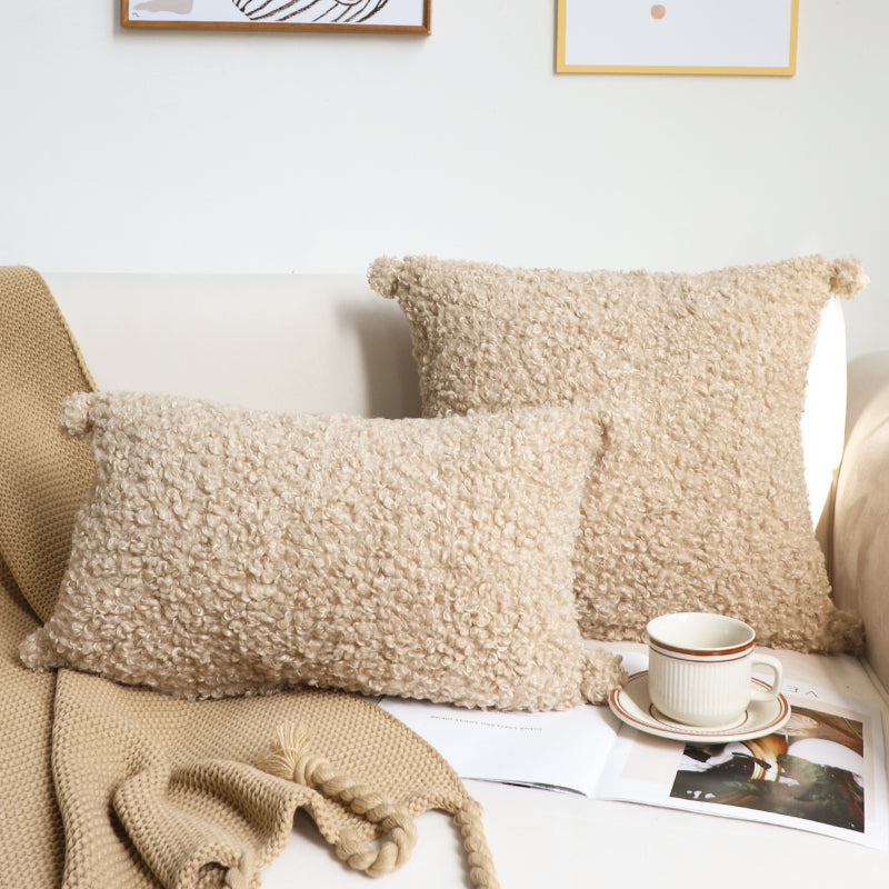 Kuscheliges Zierkissen mit Plüschbällen | LuxeStyle