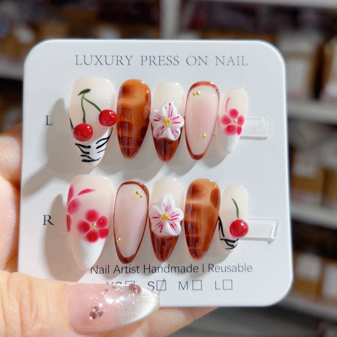Mandel-Nägel mit Kirschblüten-Design