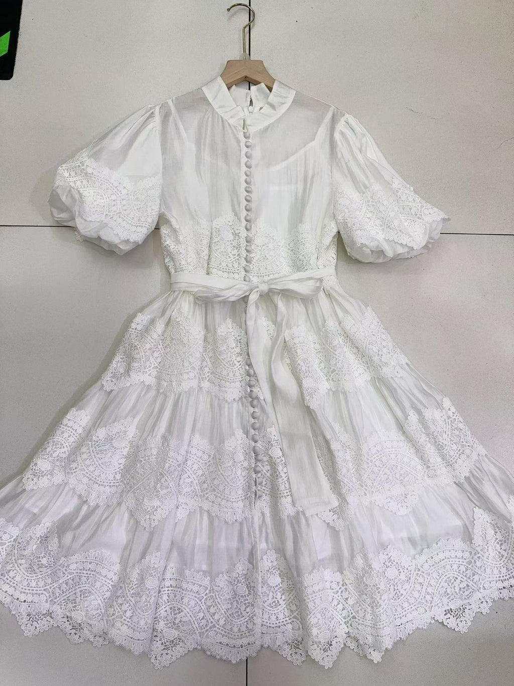 Elegantes Sommerkleid mit Taillenbinde – Bild 5 | LuxeStyle