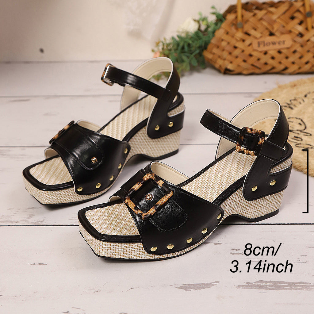 Sandalen mit klobigem Absatz und Metallschnalle – Bild 4 | LuxeStyle