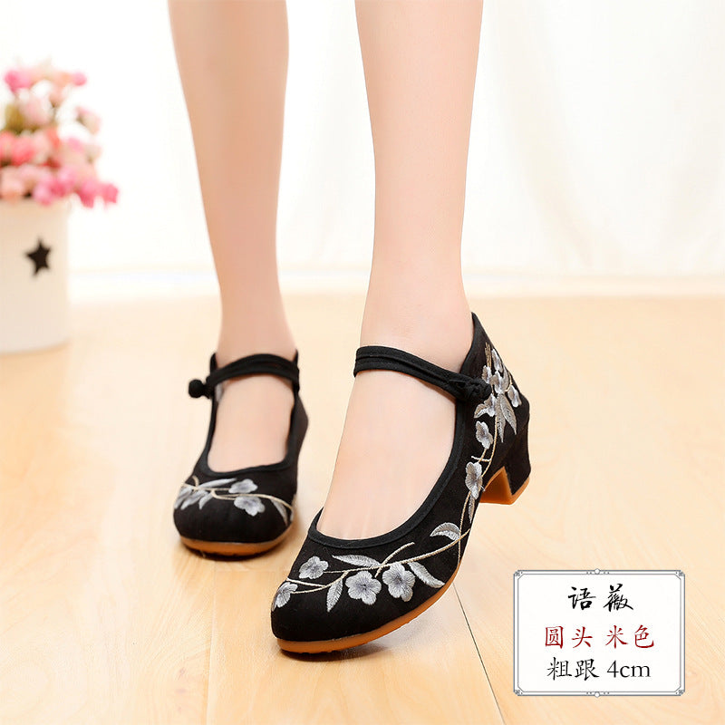 Bestickte Tanzschuhe im antiken Stil