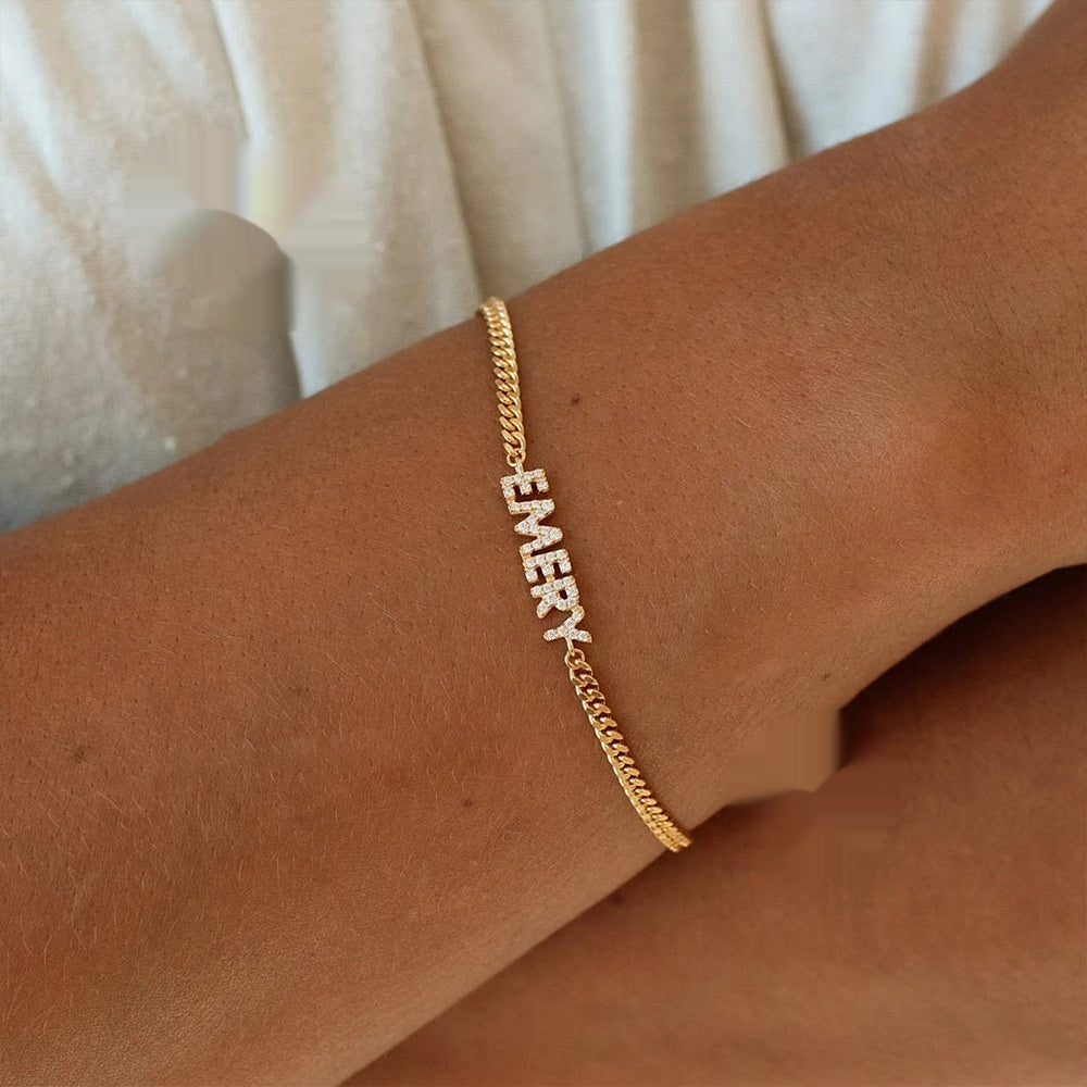 Funkelndes Buchstaben-Armband mit Gravur – Bild 3 | LuxeStyle
