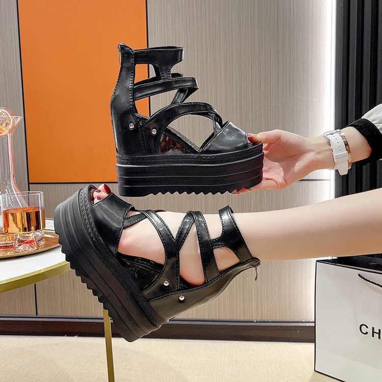 Plateau-Sandalen mit Riemchen und Peeptoe