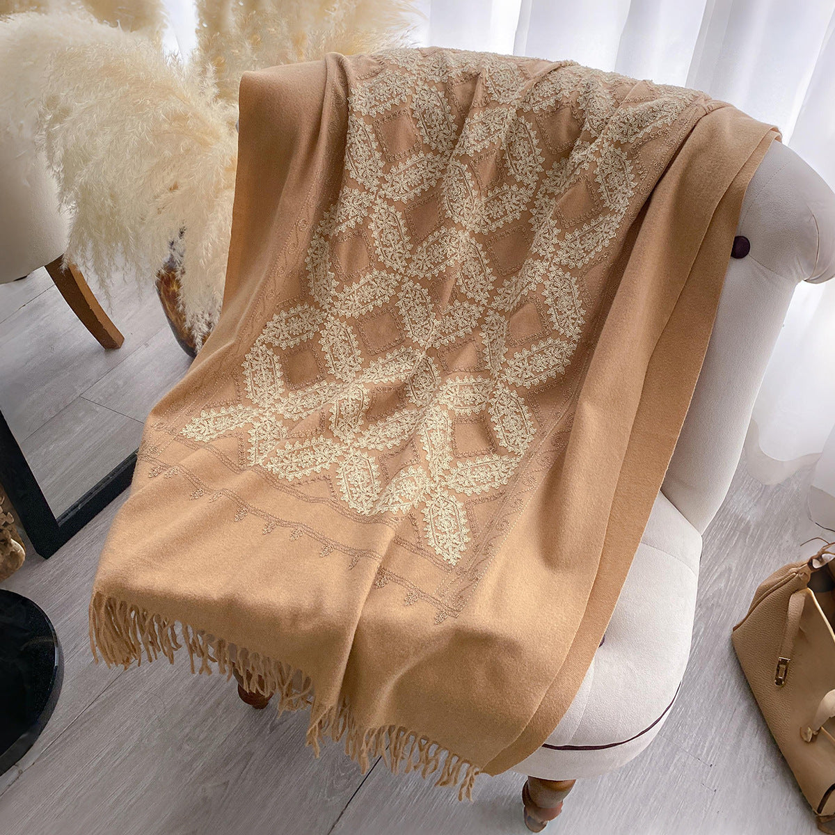 Geometrischer Jacquard Schal mit Quasten
