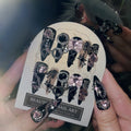 Handgemachte schwarze Nagelsticker mit Schleifenmuster