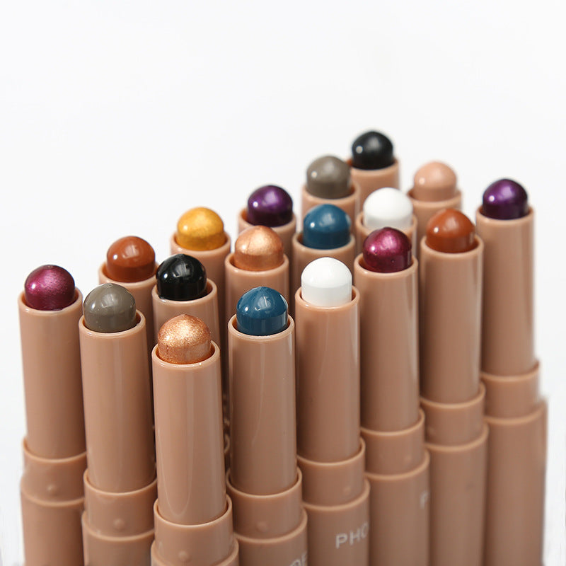 Monochromer Lidschatten- und Lippenstift – Bild 2 | LuxeStyle