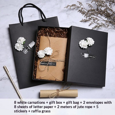 Geschenkbox im Retro-Stil mit Rosen oder Calla
