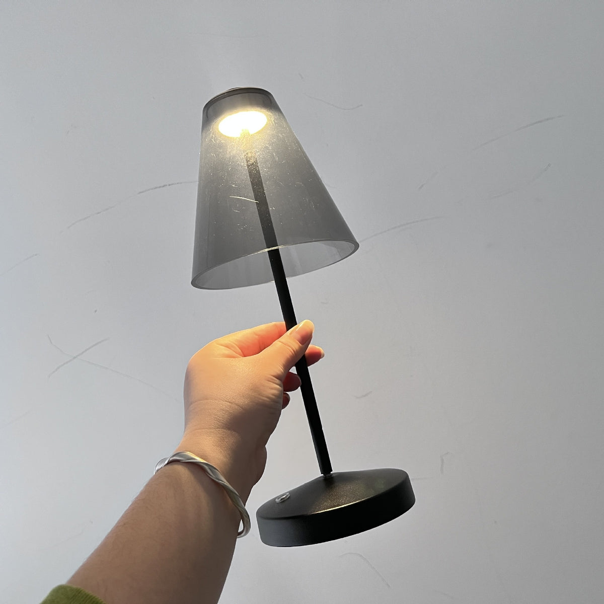 Nachtlicht mit LED-Lampe, USB-Ladefunktion – Bild 2 | LuxeStyle