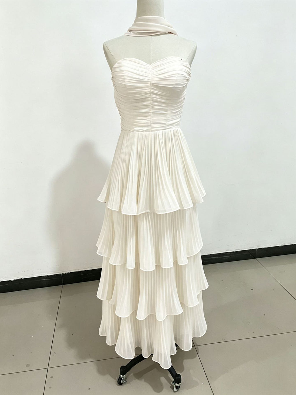 Elegantes Plissée-Abendkleid mit kurzen Ärmeln – Bild 8 | LuxeStyle