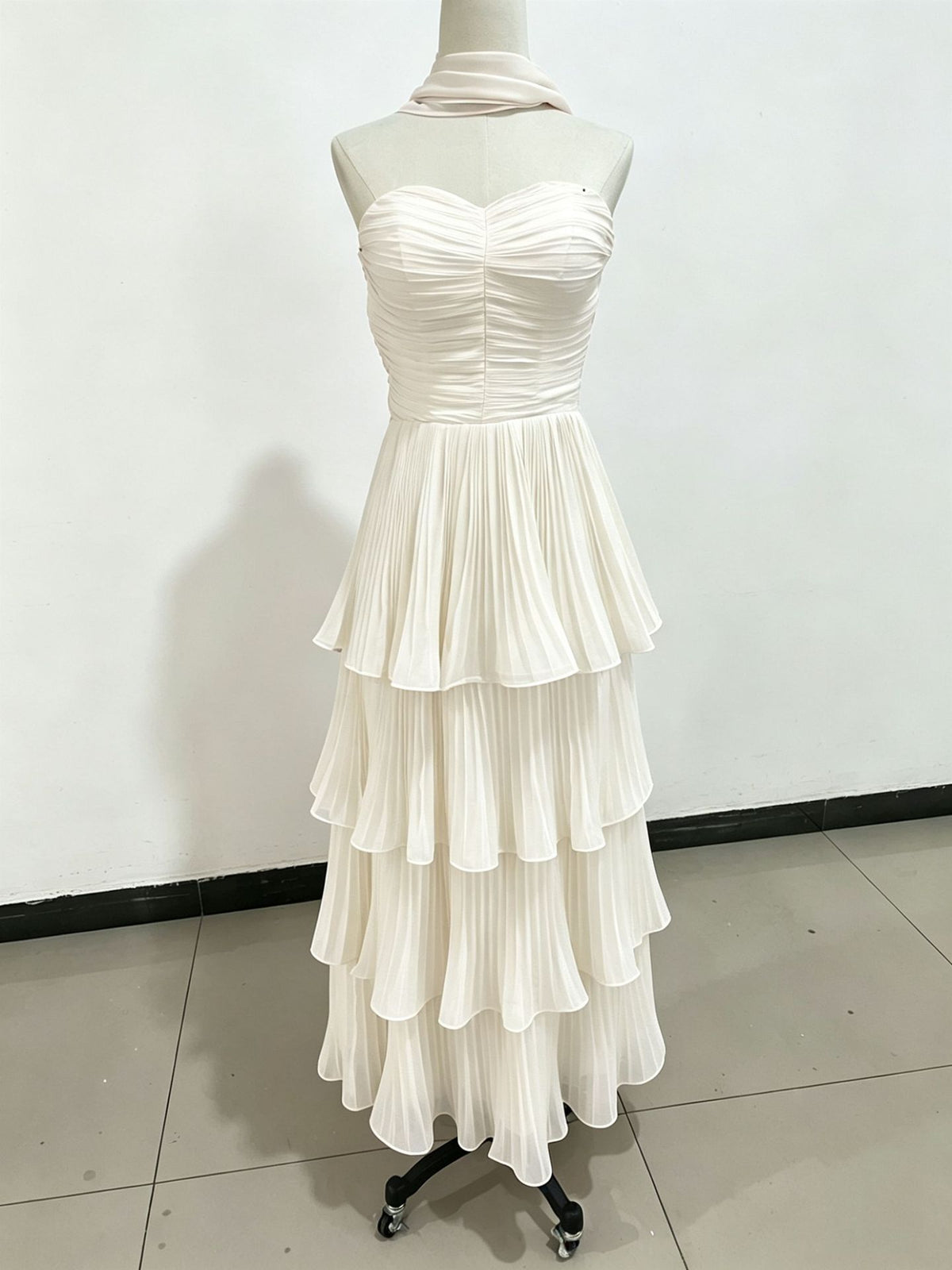 Elegantes Plissée-Abendkleid mit kurzen Ärmeln – Bild 8 | LuxeStyle