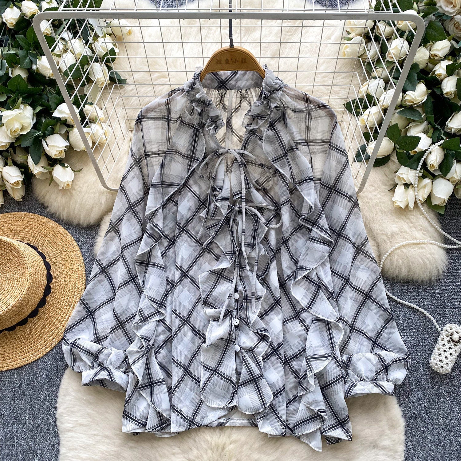Elegante V-Neck Bluse mit Rüschen & Laternenärmeln