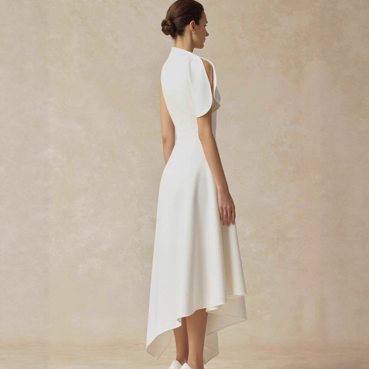 Elegantes, tailliertes Maxikleid – Bild 5 | LuxeStyle